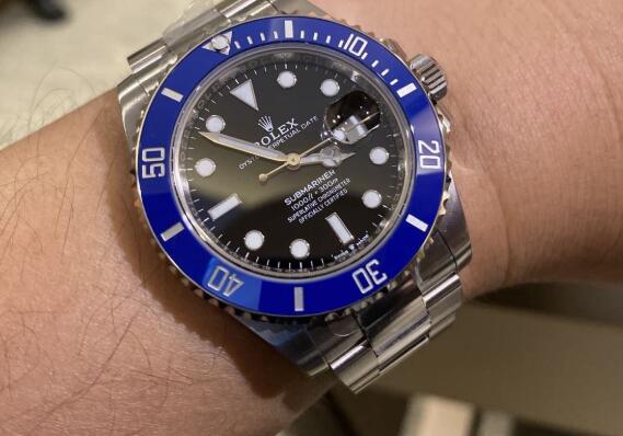 The white gold fake Rolex Submariner is very expensive.