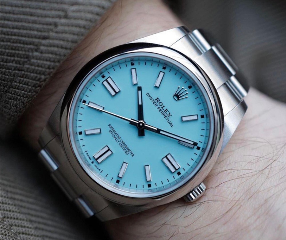 The cheap Rolex Oyster Perpetual 126000 replica have attracted more young watch lovers.