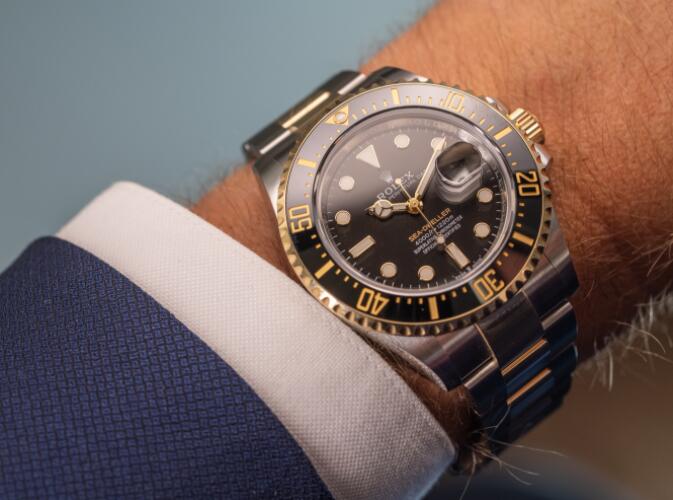 The black dial fake watch is waterproof.